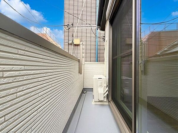 「バルコニー」大きな空に囲まれた気持ちのいい住まい。バルコニーを覗くだけで圧倒的な開放感に包まれます。