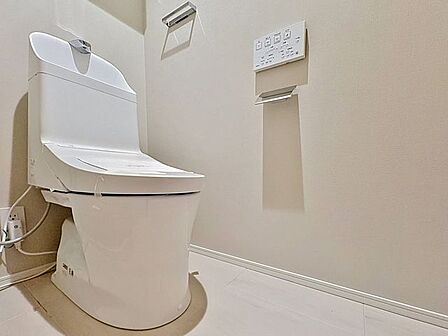 「リフォーム済・トイレ」トイレ関係の設備も一新されています。もちろん温水洗浄機能付き便座です。