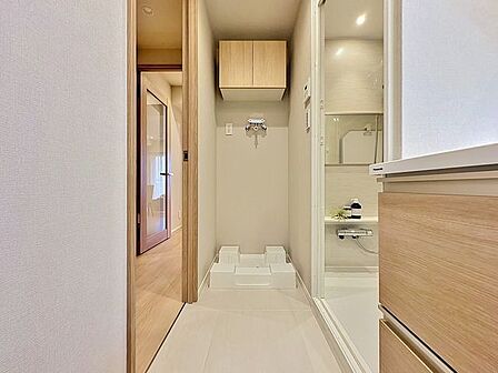 「洗面所」明るく清潔感のある色調で纏められた洗面室は、機能性に富んだ三面鏡と使い勝手の良い収納を完備した洗面台を設置しております。