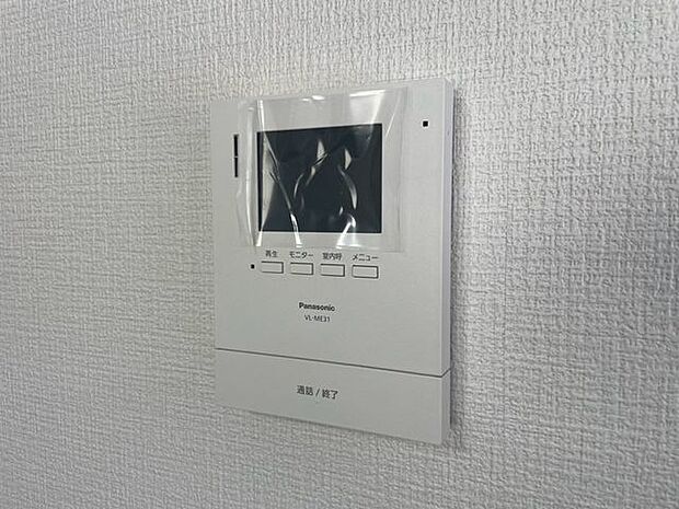 「見える安心・TVモニター付きインターホン」誰が来てもわかる様にモニター付きインターホンを設置。家事導線を考慮した個所に設置し、防犯性と利便性に優れ快適と安らぎを合わせた優しい設計。