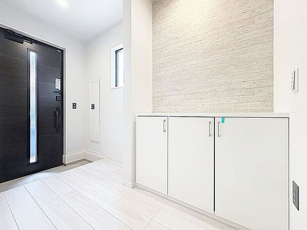 「シューズボックス完備」家の中でお客様を迎える最初の場所である玄関。豊富な玄関収納で、常に綺麗に保つことが出来ます。