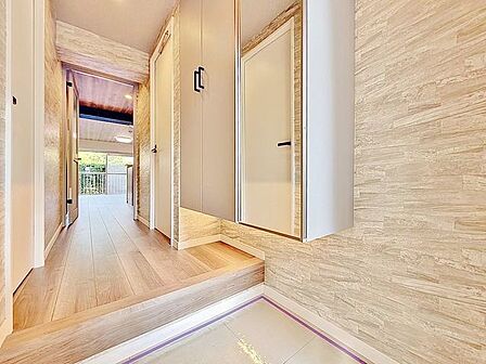 「玄関」家の中でお客様を迎える最初の場所である玄関。豊富な玄関収納で、常に綺麗に保つことが出来ます。