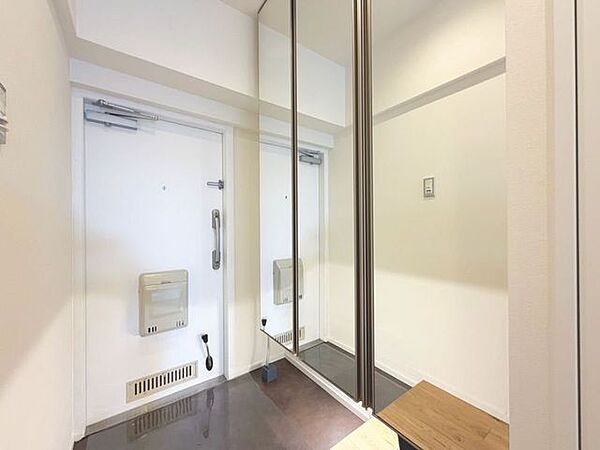 「ミラー付き玄関・お出かけ前の身だしなみチェック」広がりのある空間感 。大きな鏡は玄関に空間を作り出し、広がりを感じさせ玄関に鏡を設置することで、自分の身だしなみを確認することができます。