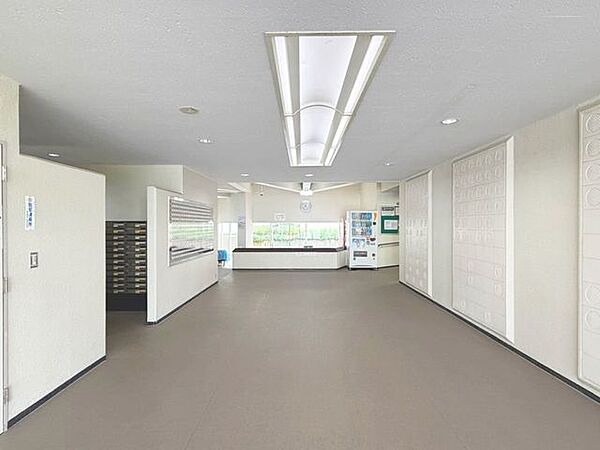 「エントランス」マンションのエントランスなど共有部分は、清掃が行き届いており、キレイな状態です。管理体制がしっかりしているからこそ。