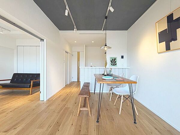 「穏やかな時が流れる癒しの空間」穏やかな光が明るくリビングルームを包みます。心地よい空間が、ご家族のかけがえのない時間に優しく寄り添います。