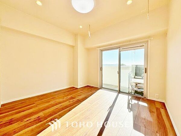 「バルコニーに面した居室」主寝室は十分な広さに加えて、快適に目覚められるよう、大きな採光窓を設けました。