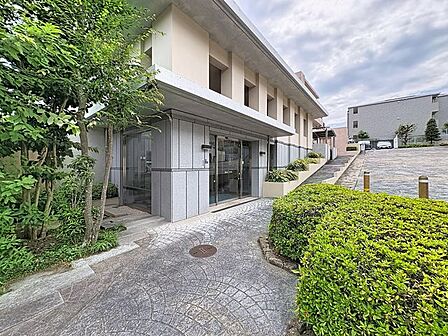 「ハウス・オン・ザ・ヒル・ルネ市川フラッツI」専有面積105平米以上のゆとり空間。季節感を演出する多彩な樹木と豊かな彩りが重なり、心地よい場所となることでしょう。