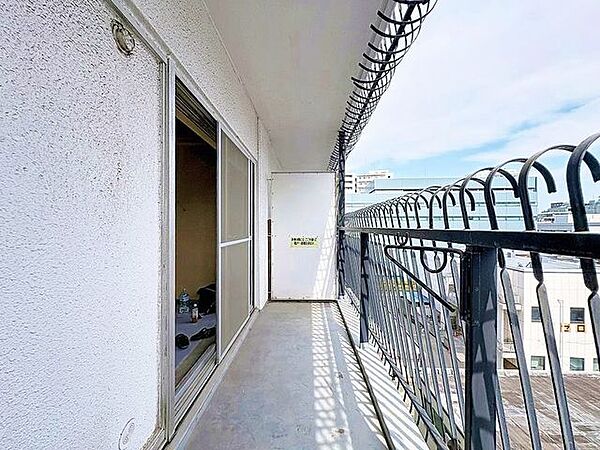 「バルコニー」大きな空に囲まれた気持ちのいい住まい。バルコニーを覗くだけで圧倒的な開放感に包まれます。
