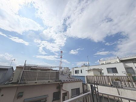 「眺望」穏やかな街並みを一望しながら、爽やかな風と柔らかく降り注ぐ陽光を感じて頂けます。