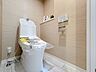 トイレ：「温水洗浄便座付きトイレ」トイレは快適な温水洗浄便座付です。清潔感のあるホワイトで統一しました。いつも清潔な空間であって頂けるよう配慮された造りです。