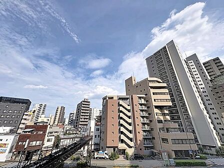 「眺望」穏やかな街並みを一望しながら、爽やかな風と柔らかく降り注ぐ陽光を感じて頂けます。