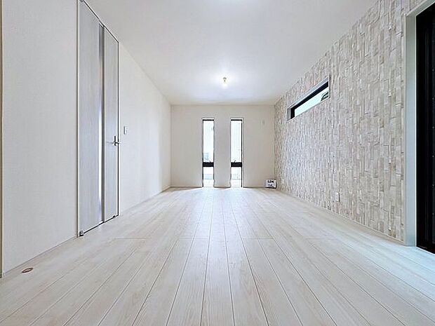 「南向き。陽当り良好。」大きな窓辺からの日差しが暖かい室内は、自然と住まう人の気分も明るくなり、リビングでの素敵なワンシーンが演出されます。