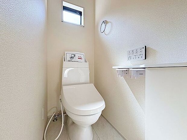 「温水洗浄便座付きトイレ」トイレは快適な温水洗浄便座付です。清潔感のあるホワイトで統一しました。いつも清潔な空間であって頂けるよう配慮された造りです。