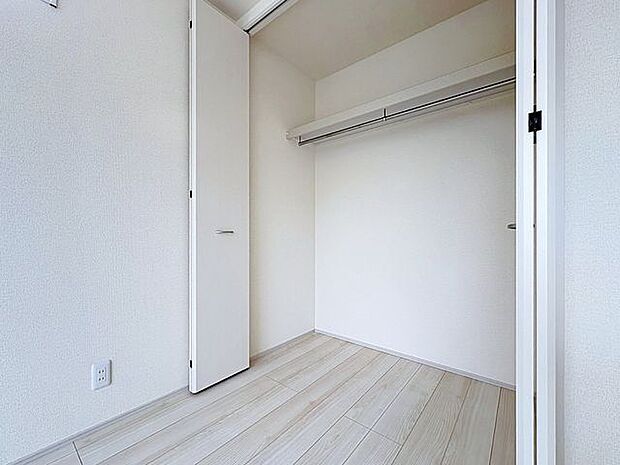 「収納」居室にはクローゼットを完備し、自由度の高い家具の配置が叶うシンプルな空間です。お子様の成長と必要になる子供部屋を与えるにはぴったりの間取りですね。