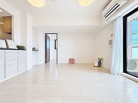 「団欒の場」忙しい朝でも、しっかり家族が揃って食事をして頂けるゆとりある大きさのダイニングスペース。手料理をテーブルで囲む素敵な時間を存分に愉しんで下さい。