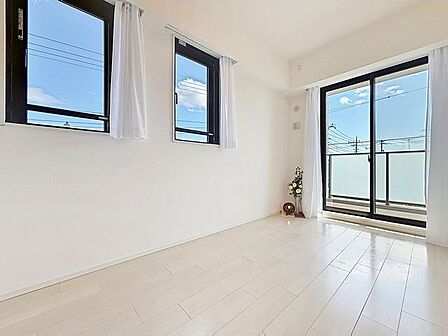 「2面採光の居室」居室に窓が2ヶ所あるので、明るさの確保と、風の通り道ができることで換気のしやすいお家になっています。