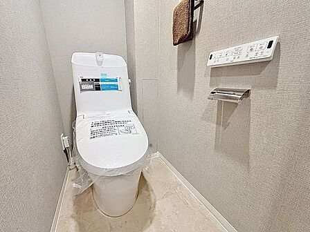 「温水洗浄便座付きトイレ」トイレは快適な温水洗浄便座付です。清潔感のあるホワイトで統一しました。いつも清潔な空間であって頂けるよう配慮された造りです。