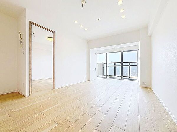 「南東向き。陽当り良好。」大きな窓辺からの日差しが暖かい室内は、自然と住まう人の気分も明るくなり、リビングでの素敵なワンシーンが演出されます。