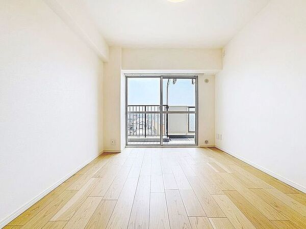「バルコニーに面した居室」主寝室は十分な広さに加えて、快適に目覚められるよう、大きな採光窓を設けました。
