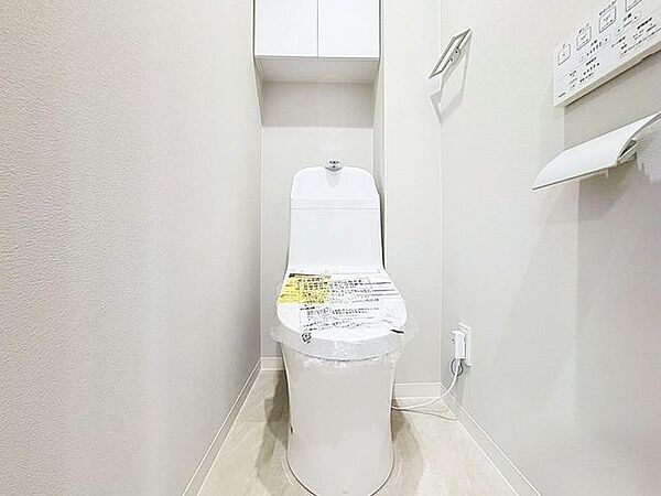 「ウォシュレット機能付き」優れた節水効果や汚れが付きにくい便座など、ほしかった機能が揃ったウォシュレット一体型トイレです。収納に便利な吊戸棚を備え付けています。