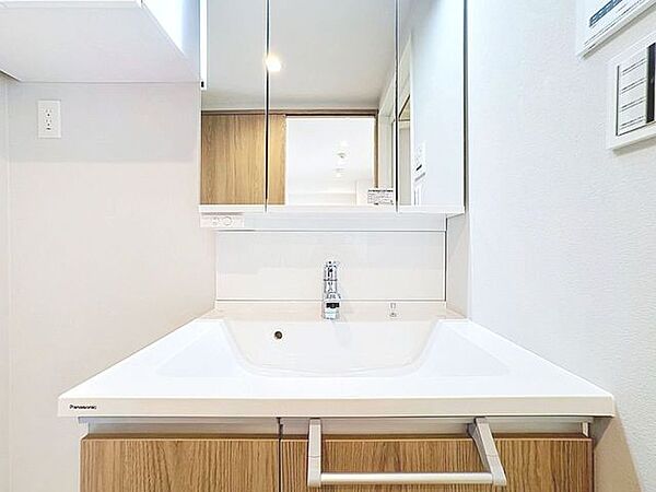 「リフォーム済・洗面台」大きな鏡で朝の準備もばっちり。収納も多く、洗剤など日用品の保管にも便利です。
