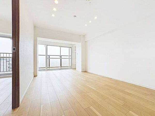 「光と風が入り込む贅沢なゆとりの空間」大きな窓から明るい自然光が降り注ぎ、明日への活力を養うことができる居心地の良いお部屋です。
