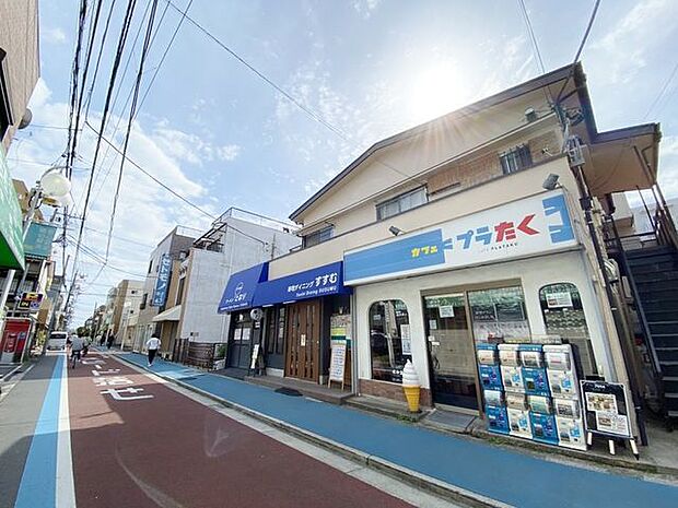 徒歩11分。カフェプラたく 880m