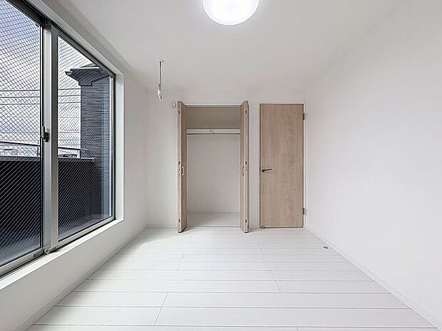 バルコニーに面しており、いつでも心地「バルコニーに面した居室」良い風と柔らかな陽光が感じられる居室です。