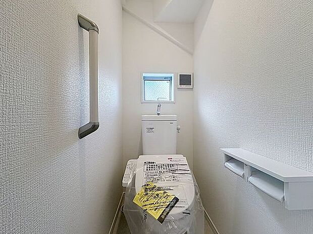 「温水洗浄便座付きトイレ」トイレは快適な温水洗浄便座付です。清潔感のあるホワイトで統一しました。いつも清潔な空間であって頂けるよう配慮された造りです。