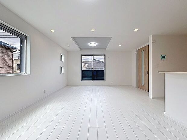 「ダウンライトと折り上げ天井を採用した内装」天井に埋込式のダウンライトは、主張し過ぎることなく室内を広く感じさせ、オシャレな空間を演出します。埃がたまらずお掃除も楽です。