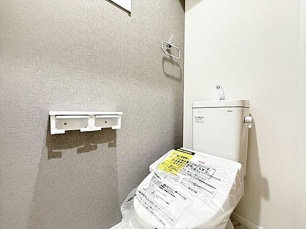 「温水洗浄便座付きトイレ」トイレは快適な温水洗浄便座付です。清潔感のあるホワイトで統一しました。いつも清潔な空間であって頂けるよう配慮された造りです。