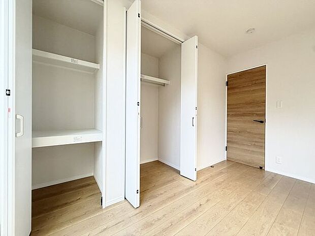 「各居室に収納スペースあります!」全てのお部屋に収納を完備しています。普段のお洋服や、荷物を収納スペースに片付け、その分居室をしっかりと有効活用していただけます。