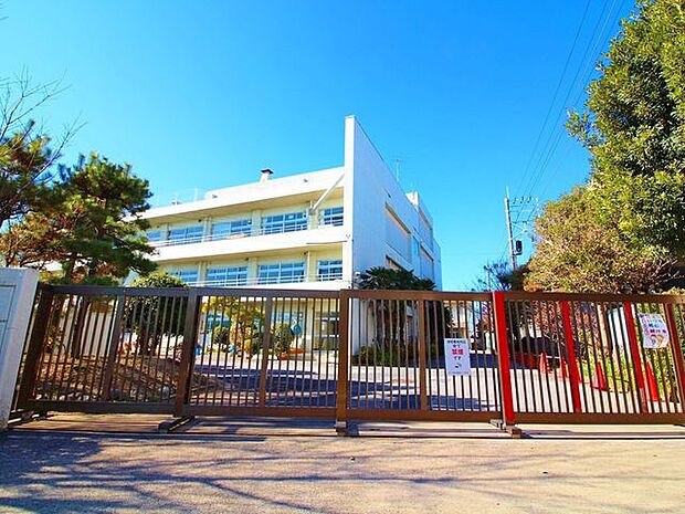 徒歩8分。市川市立平田小学校 620m