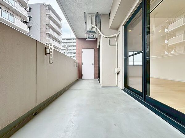 「開放感感じるバルコニー」頬をなでる優しい風を感じることが出来るバルコニー。つい深呼吸をしたくなる気持ちの良い眺望はこのお部屋の自慢です。