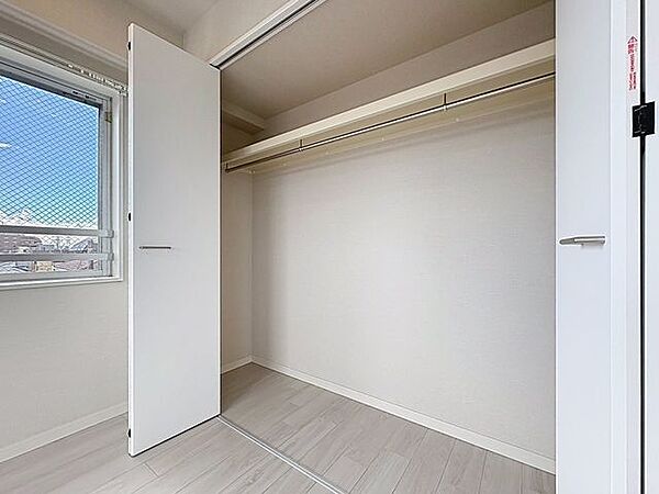 「収納」居室にはクローゼットを完備し、自由度の高い家具の配置が叶うシンプルな空間です。お子様の成長と必要になる子供部屋を与えるにはぴったりの間取りですね。