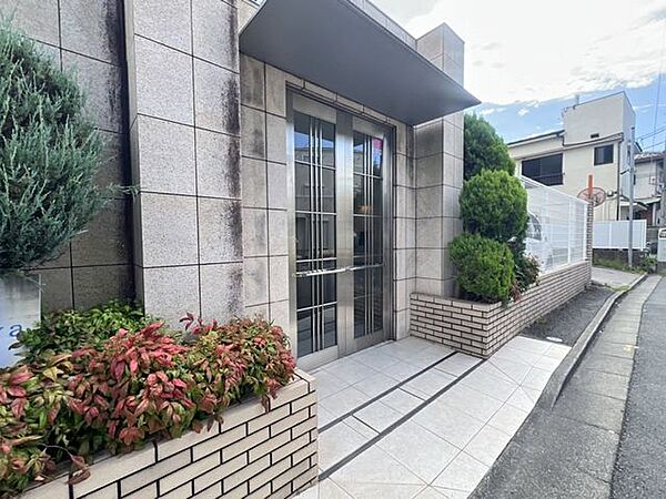 「エントランス入口」植栽もお手入れがしっかりとされており、美しい外観のポイントになっています。