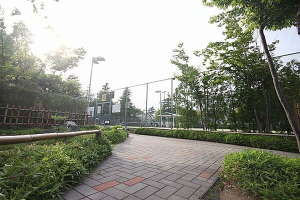 徒歩9分。小岩公園 670m