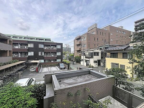 「眺望」穏やかな街並みを一望しながら、爽やかな風と柔らかく降り注ぐ陽光を感じて頂けます。