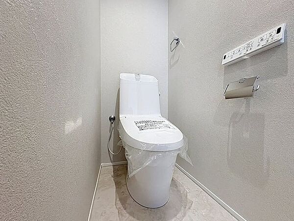 「温水洗浄便座付きトイレ」トイレは快適な温水洗浄便座付です。清潔感のあるホワイトで統一しました。いつも清潔な空間であって頂けるよう配慮された造りです。