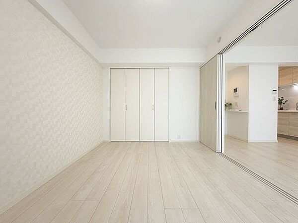 「リビング横居室」特に小さなお子様がいるとリビングと居室が続き間であることが人気です。生活の中心であるリビングと子供と過ごす空間がすぐそばにあるといつも目が届くものです。