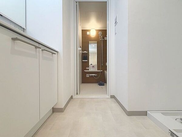 「パウダールーム」落ち着いた空間を演出するカラーと、ゆったり落ち着いてお使い頂ける広さが魅力のパウダールーム。居室からも独立しており、プライベート空間を保ちます。