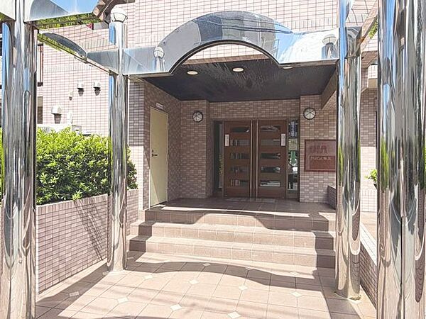 「エントランス」マンションのエントランスなど共有部分は、清掃が行き届いており、キレイな状態です。管理体制がしっかりしているからこそ。