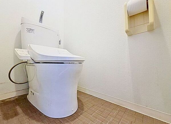 「温水洗浄便座付きトイレ」トイレは快適な温水洗浄便座付です。清潔感のあるホワイトで統一しました。いつも清潔な空間であって頂けるよう配慮された造りです。