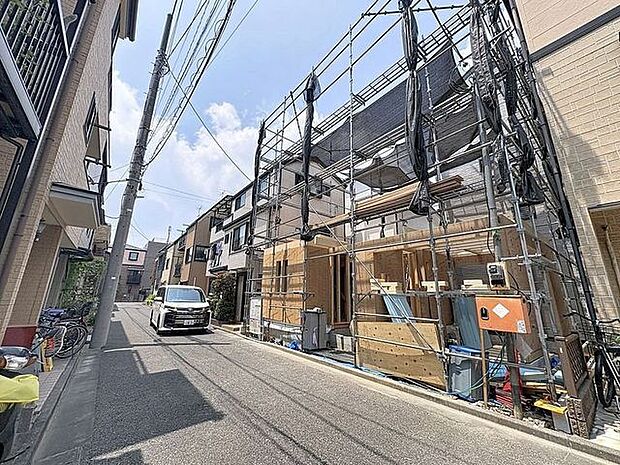 「前面道路含む外観」