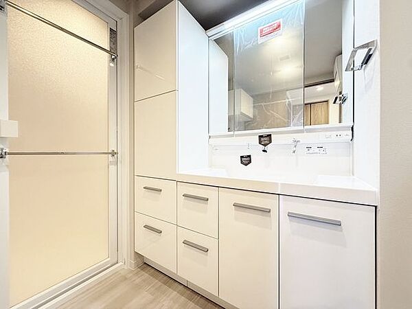 「リフォーム済・洗面台」大きな鏡で朝の準備もばっちり。収納も多く、洗剤など日用品の保管にも便利です。