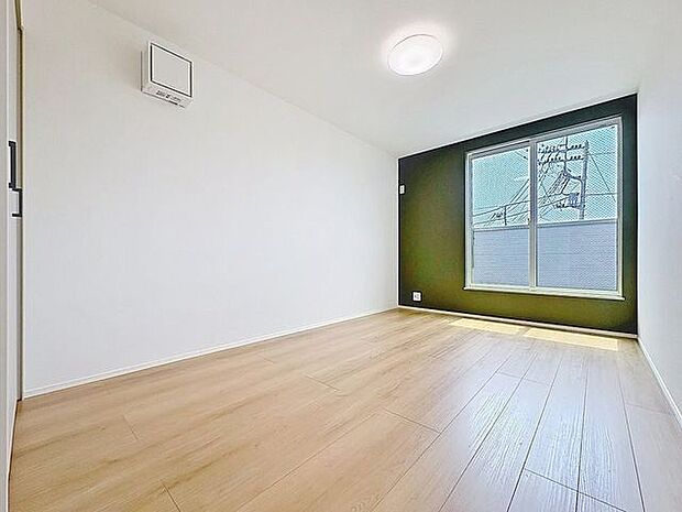 「バルコニーに面した居室」主寝室は十分な広さに加えて、快適に目覚められるよう、大きな採光窓を設けました。