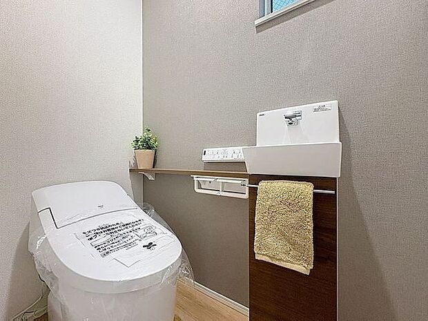 「温水洗浄便座付きトイレ」トイレは快適な温水洗浄便座付です。清潔感のあるホワイトで統一しました。いつも清潔な空間であって頂けるよう配慮された造りです。
