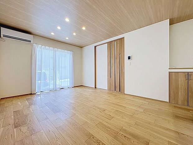 「南東向き。陽当り良好。」大きな窓辺からの日差しが暖かい室内は、自然と住まう人の気分も明るくなり、リビングでの素敵なワンシーンが演出されます。
