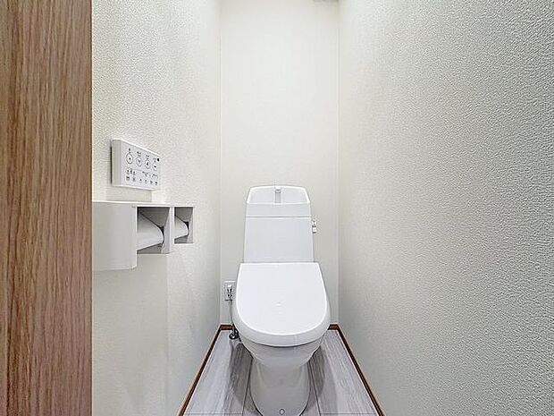 「ウォシュレット機能付き」優れた節水効果や汚れが付きにくい便座など、ほしかった機能が揃ったウォシュレット一体型トイレです。収納に便利な吊戸棚を備え付けています。