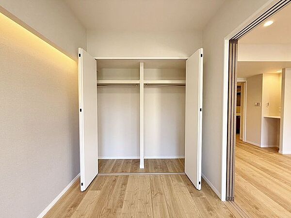 「スッキリ収納の居室」大きなクローゼットには季節ものの洋服などを収納できるので、お部屋はすっきり広々と使うことができます。